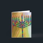 Cartão De Festividades 8 Dias De Chanukah<br><div class="desc">Um belo cartão Chanukah (Hanukkah) com selos postais e envelope correspondentes. Uma menorah de cor brilhante com velas verdes,  azuis,  amarelas e cor-de-rosa brilhante contra fundo ouro.</div>