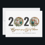 Cartão De Festividades A coroa foliar moderna de 2020 ficou em casa<br><div class="desc">A coroa de folhagem mínima moderna,  Feliz Natal 2020,  no ano em que ficámos em casa,  com o cartão de Natal. A mão pintada de eucalipto,  folhagem mínima e coroa rattan moderna dão a este cartão de feriado uma sensação luxuosa. Em verdes clássicos,  castanhos e cinzentos.</div>