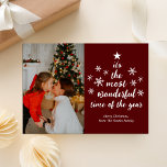 Cartão De Festividades A Foto do Script Vermelho do Ano Mais Maravilhosa<br><div class="desc">A Hora Mais Maravilhosa do Ano do Cartão de Férias do Script Vermelho. Envie cartões de natal personalizáveis e personalizados a amigos, colegas e familiares em cartões de estilo simples, chic, elegantes e modernos de design fotofestivo, minimalista natural! Abaixo, a caligrafia apresenta sua mensagem de saudação personalizada na tipografia moderna....</div>