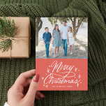 Cartão De Festividades A Mão Grelha Letrou Feliz Foto De Natal Vermelho<br><div class="desc">Letra original "feliz natal" com estrelas com nome na frente. Personalize a cor do backer e adicione texto ou fotos conforme desejar. Vermelho e Branco.</div>