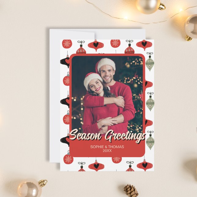 Cartão De Festividades A temporada saúda o Casal de Natal Vermelho (Season Greetings Christmas Couple Photo Red Holiday Card)