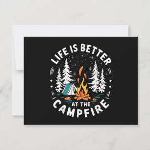 Cartão De Festividades A vida é melhor na fogueira de acampamento engraça
