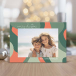 Cartão De Festividades Abstrato de linha orgânica - 1 Photo Jade Coral<br><div class="desc">Uma arte de abstrato orgânica com cores verdes e corais. O design moderno destaca sua foto favorita para a época de Natal. A frente também inclui uma fonte de caligrafia para a saudação e um simples padrão de arte de abstrato no verso. Se precisar mover alguma coisa, clique no botão...</div>