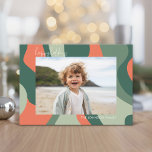 Cartão De Festividades Abstrato de linha orgânica - 1 Photo Jade Coral<br><div class="desc">Uma arte de abstrato orgânica com cores verdes e corais. O design moderno destaca sua foto favorita para a época de Natal. A frente também inclui uma fonte de caligrafia para a saudação e um simples padrão de arte de abstrato no verso. Se precisar mover alguma coisa, clique no botão...</div>
