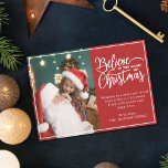 Cartão De Festividades Acredite em mágica de Natal 2 fotos da família ver<br><div class="desc">Cartão de cartões de natal moderno com um dos seus retratos preferidos da família de Natal à esquerda complementado pelas palavras "Acredite na magia do Natal" à direita sobre um fundo vermelho festivo, personalizável com a sua própria mensagem de saudação. Você pode carregar mais uma foto no verso do cartão....</div>