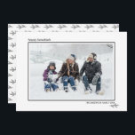 Cartão De Festividades Agulhas de pinheiro preto e branco Feliz Família H<br><div class="desc">Na moda e cartões com fotos bonitos são perfeitos para todos os seus amigos e família neste feriado. Personalize o texto "feliz hanukkah" com sua saudação e mude o nome da família e o ano e troque a foto por uma foto de seus filhos, animais de estimação ou de toda...</div>