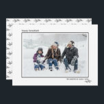 Cartão De Festividades Agulhas de pinheiro preto e branco Feliz Família H<br><div class="desc">Na moda e cartões com fotos bonitos são perfeitos para todos os seus amigos e família neste feriado. Personalize o texto "feliz hanukkah" com sua saudação e mude o nome da família e o ano e troque a foto por uma foto de seus filhos, animais de estimação ou de toda...</div>