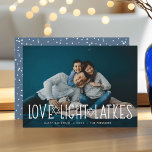 Cartão De Festividades Amor, Luz e Trás | Foto de Hanukkah<br><div class="desc">O cartão com fotos de Chanucá,  bonito e iluminado,  apresenta sua foto favorita,  horizontal ou paisagística,  com "amor,  luz,  trincas" sobrepostas em letras brancas,  acentuadas com estrelas de David. Personalize com a saudação de Chanucá,  nomes e o ano abaixo. Cartões se revertem a um padrão de neve e estrelas.</div>