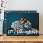 Cartão De Festividades Amor, Luz e Trás | Foto de Hanukkah<br><div class="desc">O cartão com fotos de Chanucá,  bonito e iluminado,  apresenta sua foto favorita,  horizontal ou paisagística,  com "amor,  luz,  trincas" sobrepostas em letras brancas,  acentuadas com estrelas de David. Personalize com a saudação de Chanucá,  nomes e o ano abaixo. Cartões se revertem a um padrão de neve e estrelas.</div>