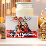 Cartão De Festividades Ano Simples Clássico De Feliz Natal Em Revisão<br><div class="desc">Celebre a temporada com este simples e único ano de Feliz Natal na revisão do cartão de férias com um toque de charme de vintage. A design minimalista apresenta uma elegante paleta de cor branca e preta, evocando o espírito aconchegante do inverno. O seu apelo moderno e divertido, aliado à...</div>