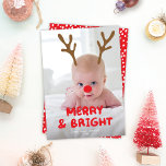 Cartão De Festividades Antlers Vermelhos MÓVEIS/EDITÁVEIS Foto do Nariz V<br><div class="desc">**DESIGN TIP: Clique em "Editar Usando a Ferramenta Design" para mover/redimensionar os elementos design. Se você precisar de mais de um conjunto simplesmente copie/cole e depois mova-se conforme necessário.** Este cartão com fotos divertido de feriado apresenta uma foto vertical com nariz vermelho e galhadas que são móveis e redimensionáveis para...</div>