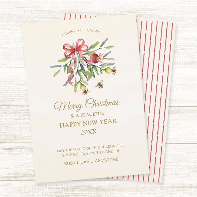 Cartão De Festividades Aquarela Botânica Elegante com Folhagens e Laço Ve (Elegant watercolor greenery holiday Christmas greeting card with pomegranate leaves, fruits, red bow)