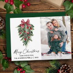 Cartão De Festividades Aquarela Pines Caligrafia Foto de Natal<br><div class="desc">Imagem Elegante moderna de serra de Tinta Aquática Pinheiros de Cores de Água Vermelhos de inverno com Enfeites de natal de Burgundy Red Ribbon,  Pine Cones e Holly Berries Foto Feliz Cartão de Natal - Verde</div>