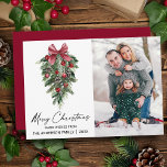 Cartão De Festividades Aquarela Pines Fotografia Caligrafia Natal<br><div class="desc">Pinças de serra de serra aquosa para caligrafia Elegante moderna Caligrafia Aquecedora Greenerescência de inverno com Enfeites de natal de Arco de Borgonha Vermelha Burgundy,  Cones de Pinheiros e Holly Berries Foto Feliz Cartão de Natal - Vermelho</div>