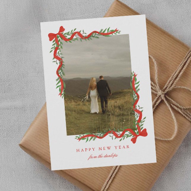 Cartão De Festividades Arco Vermelho Elegante com Foto Greenery Ano Novo (Elegant red ribbon bows with greenery photo new year holiday cards.)