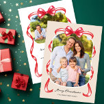 Cartão De Festividades Arco Whimsical Moderno Curvo 2 Fotografias Natal<br><div class="desc">Este cartão de Natal de fotografia esbranquiçado mostra uma imagem curvada,  elegantemente adornada com um charmoso arco vermelho e fita sobre um fundo leve e bronzeado. A parte traseira oferece espaço para uma segunda foto e texto personalizado,  permitindo que você adicione sua própria mensagem pessoal.</div>