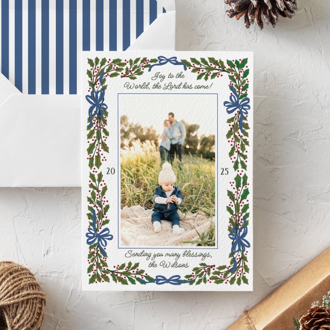 Cartão De Festividades Arcos azuis e Natal de Holly Garland (charming illustrated boughs of holly and blue ribbon bows frame vertical photo with script text)