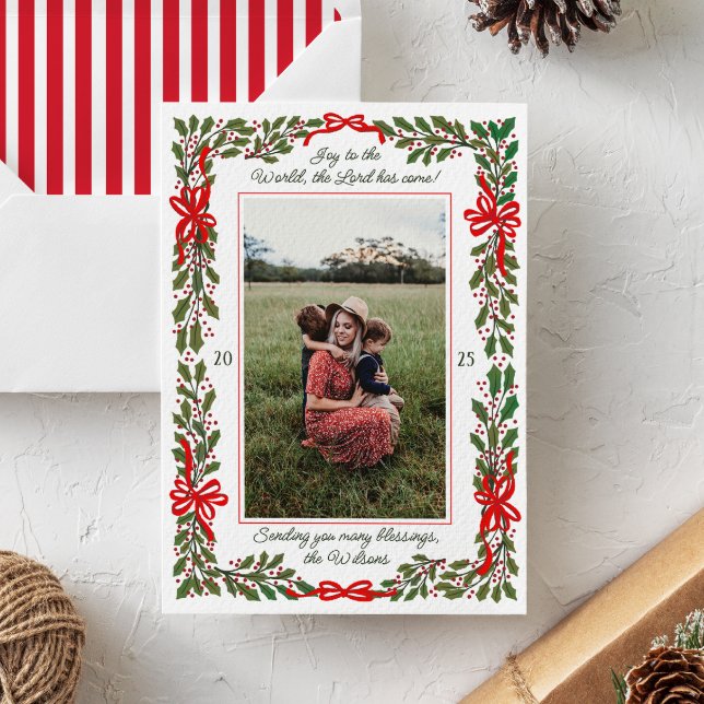 Cartão De Festividades Arcos vermelhos e Holly Garland - Natal com uma fo (festive holly garland and red bows surround a family portrait photo on this modern Christmas card)