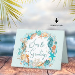 Cartão De Festividades ÁREAS Costeiras e GREETINGS Conchas de Cavalo<br><div class="desc">Cartão de Natal costeiro, de praia ou tropical, com a saudação SEAS AND GREETINGS, na tipografia escrita moderna, e nos cavalos de mar com aquarelas, estrelas-do-mar, conchas e ornamentos em turquesa, chalé, ouro e branco acentuados com falso brilho e dentro de mensagem personalizada. OPÇÕES: O exemplo é mostrado na placa...</div>