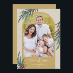 Cartão De Festividades Arqui Foto Inverno Verdor Paz & Amor<br><div class="desc">Um cartão de Natal elegante com uma foto arqueada na moda. O design é acentuado com folhagens de inverno e frutos vermelhos sobre um fundo dourado.</div>