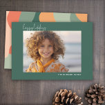 Cartão De Festividades Arte Abstrata de Linha Orgânica - 1 Foto Jade Cora<br><div class="desc">Uma arte abstrata de linha orgânica com cores verde e coral. O design moderno destaca sua foto favorita para a temporada de Natal. A frente também inclui uma fonte de caligrafia para a saudação e um padrão de arte abstrata simples no verso. Se precisar mover algo, clique no botão personalizar...</div>