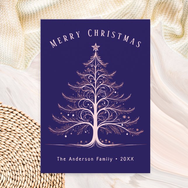 Cartão De Festividades Árvore de Natal Azul Moderna e Sofisticada com Nom (A Christmas card in navy blue with elegant line-art Christmas tree and personalized name and year)