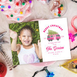 Cartão De Festividades Árvore de Natal na Foto Rosa RV<br><div class="desc">Ilustração de uma câmera rv cor-de-rosa decorada com luzes de Natal e coroa com uma árvore de Natal amarrada em cima com fio rosa. O fundo na frente é branco e o fundo é rosa. Personalize todo texto e foto à esquerda.</div>