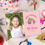 Cartão De Festividades Árvore de Natal na Foto Rosa RV<br><div class="desc">Ilustração de uma câmera rv cor-de-rosa decorada com luzes de Natal e coroa com uma árvore de Natal amarrada em cima com fio rosa. O fundo é rosa claro. Personalize todo texto e foto à esquerda.</div>
