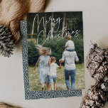 Cartão De Festividades Autografo | Feliz Natal Foto Vertical<br><div class="desc">Mande cartões de natal para amigos e família em estilo chic com nossos cartões com fotos elegantes. O design apresenta a sua foto favorita vertical ou orientada a retratos com "Feliz Natal" sobreposto no topo em um roteiro branco, com letra branca. Personalize com seu nome de família e o ano...</div>