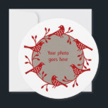 Cartão De Festividades Aves Escandinavas com Foto de Terra de Roseqos<br><div class="desc">Uma coroa festiva de pássaros e quadris rosa rodeia sua própria foto neste cartão de Natal bonito estilo escandinavo. Personalize o texto no verso com sua escolha de saudação e,  claro,  seu próprio nome de família!</div>
