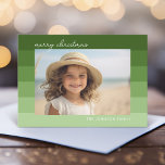 Cartão De Festividades Bandas monocromáticas - Verde - 1 Feliz fotográfic<br><div class="desc">Use uma foto e faça uma saudação de Natal alegre única e moderna com um simples padrão verde. As cores verde-oliva com uma vibração retrorreflectora fazem disso um design mínimo, mas sofisticado. Pode ser usado como um cartões de natal secular ou você pode mudar a saudação para corresponder ao seu...</div>