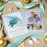 Cartão De Festividades Beach Coastal Seas n Saudações Sea Turtle 3 Foto<br><div class="desc">Este cartão de Natal com tema litorâneo apresenta uma tartaruga azul-turquesa de cor-d'água em um fundo de praia abstrato com uma onda cintilante de ouro falso e Seas & Saudações de ouro. No verso estão 3 modelos de fotos para personalizar facilmente as cartas com suas fotos favoritas da família. Veja...</div>