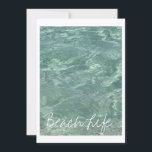 Cartão De Festividades Beach Life cita ondas oceânicas águas rasas<br><div class="desc">Impresso com uma bela imagem de água clara do oceano na praia com modelo de texto personalizado que você pode editar!</div>