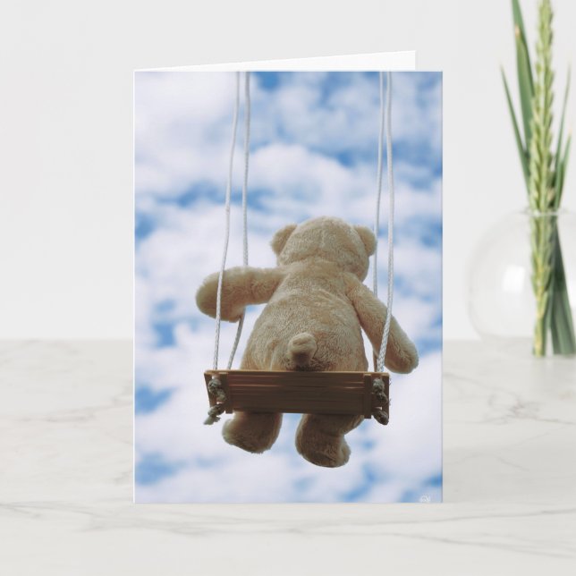 Cartão De Festividades Beertje op schommel met bewolkte blauwe lucht. (Frente)