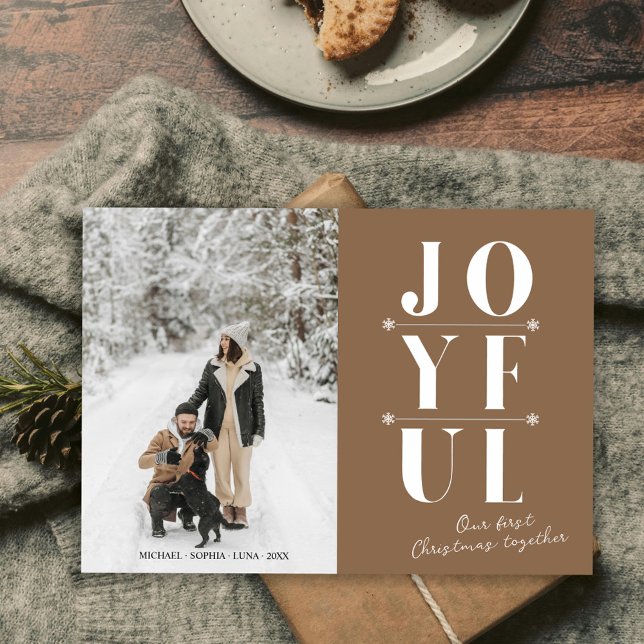 Cartão De Festividades Beige Joyful Primeiro Casal de Natal Moderno Cão (Criador carregado)