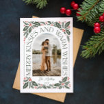 Cartão De Festividades Beijos felizes e Aquecimento Despertam Foto Berry<br><div class="desc">Um cartão de feriado único e moderno com forma de fotografia em arco com a moderna tipografia estilada que curva elegantemente a sua fotografia, e trabalho de arte de folhagem de inverno desenhada à mão. Personalize facilmente a parte frontal e traseira com seu próprio texto e fotos usando o modelo...</div>