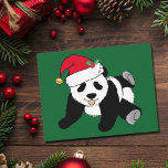 Cartão De Festividades Belo Urso de Panda de Natal em Santa Hat<br><div class="desc">Este belo cartão de urso panda de férias é um belo presente de Natal animal selvagem para uma pessoa que ama ursos panda que vestem chapéus de Papai Noel vermelhos engraçados.</div>