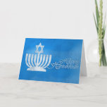 Cartão De Festividades Bênçãos da Menorah<br><div class="desc">Cartão de saudação de Natal de 5" x 7" com uma imagem de uma menorah branca tocada com uma Estrela de David e um sentimento de feriado em azul. O texto personalizável do dentro diz: "Que esta estação alegre traga paz, saúde e felicidade ao longo do próximo ano". Imagem de...</div>