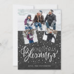 Cartão De Festividades Bênçãos de Natal rustic 3 fotos chalkboard<br><div class="desc">Cartões de natal sazonais da família 3 cartão de colagem de fotos em um fundo de quadro de carvão de cinza escuro com neve caindo e script de caligrafia branca de "Bênçadas de Natal".      É fácil personalizar com suas fotos e texto!</div>