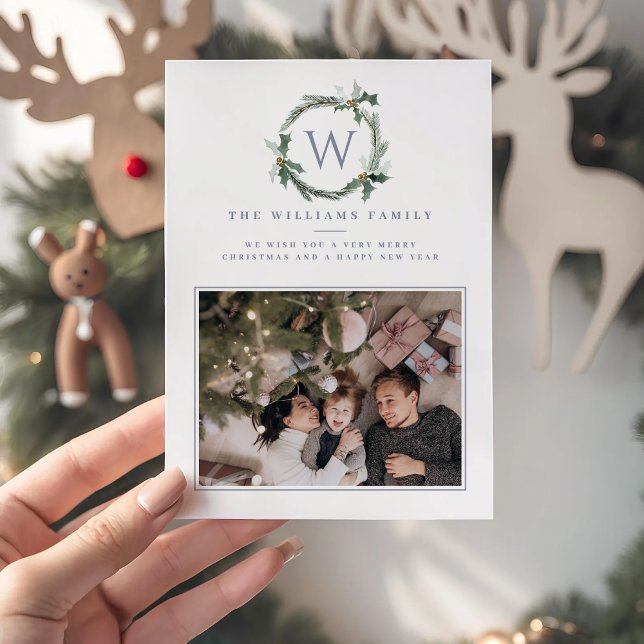 Cartão De Festividades Berries de Natal Azul Claros Wreath Holly Monogram (Criador carregado)