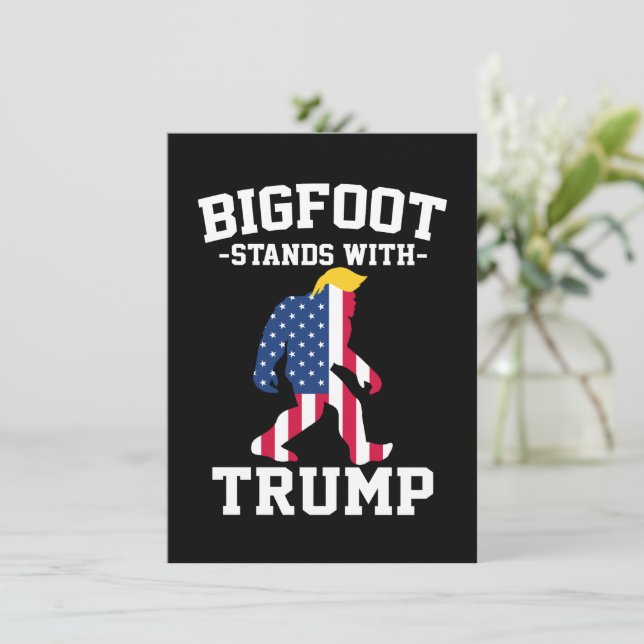 Cartão De Festividades Bigfoot Com Eleições Trump 2024 (Em pé/Frente)
