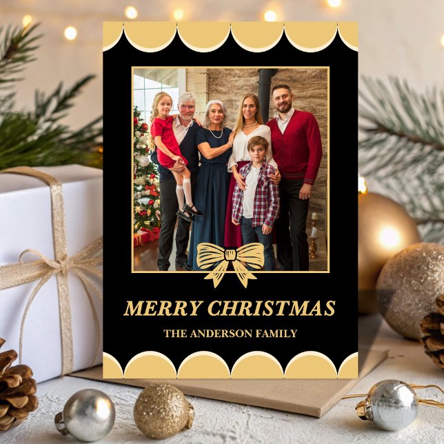 Cartão De Festividades Black & Gold Bow Scalloped Family Christmas Photo (Criador carregado)
