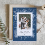 Cartão De Festividades Blue Botanic Frame Happy Hanukkah Foto<br><div class="desc">Feliz Hanukkah! Envie cartões de natal com este cartão com fotos Hanukkah, do templo antigo. Ele apresenta a arte de linha de safra de pinecones, agulhas de pinheiros e colhões com fundo azul. Personalize adicionando sua foto, nome, ano e mensagem. Este cartão com fotos de Hanukkah antigo está disponível em...</div>