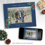 Cartão De Festividades Blue Merry Christmas Vintage Holly Berries Foto<br><div class="desc">Cartão de Férias de Natal Azul,  Vintage Holly Berries. Um design simples e elegante,  com colina e bagas de Natal e uma foto com mensagens que você pode personalizar. Na parte traseira do cartão está uma mensagem personalizada que você pode personalizar.</div>