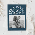 Cartão De Festividades Blue Modern Calliografia Feliz Natal<br><div class="desc">Feliz Natal! Envie desejos de Natal para a família e amigos com este cartão de Natal personalizável. Apresenta caligrafia moderna e uma escrita simples sobre fundo azul. Personalize este cartão de Natal da caligrafia moderna adicionando sua foto, mensagem e nomes. Este cartão de Natal moderno está disponível em outros estoques...</div>