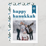 Cartão De Festividades Blue Typografia Snowflakes Foto Feliz Hanukkah<br><div class="desc">Feliz Hanukkah! | Envie seus desejos de feriado com esta placa plana personalizável de fotos Chanucá. Apresenta uma tipografia azul retrógrada e ousada, sotaque simples flocos de neve e padrão festivo. Personalize adicionando nomes, ano e foto. Esta fotografia festiva Happy Hanukkah está disponível em várias cores e estoque de papelão....</div>