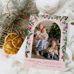 Cartão De Festividades Blush Bright Pink Greenery Arch Natal 1 Foto<br><div class="desc">Esta coleção apresenta cor d'água,  florais cor-de-rosa claro,  bagas e verde de inverno com tipografia moderna e elegante,  com padrão botânico invernal de volta.</div>