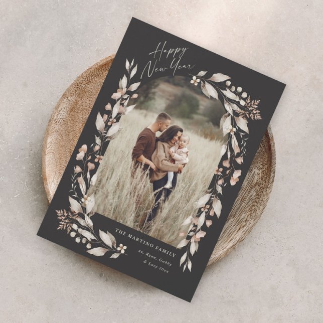 Cartão De Festividades Boho Wildflower Arch Foto Ano Novo (Boho wildflower arch photo new years card with modern happy new year script.)