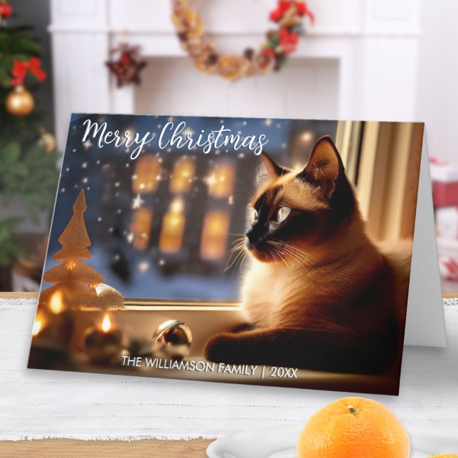 Cartão De Festividades Bonita Gato Siamês por Janela Natal Festivo (An elegant Christmas card with picture of a Siamese cat looking out of the window at snow and lights)