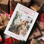 Cartão De Festividades Bonito Arco Vermelho Quente Foto do  Branco Feliz<br><div class="desc">Cartão de Natal vermelho e branco com uma moldura desenhada à mão, adornada em arco, seu nome de família em um roteiro de assinatura e sua foto de família. Cartão de Natal branco e vermelho personalizado com a foto da sua família. Cartões de foto de Natal moderno e bonito em...</div>